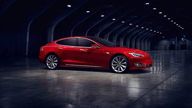 Оновлену Tesla Model S покращили в динаміці