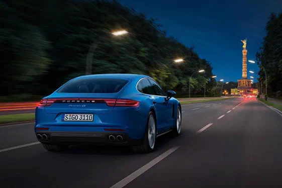 В Україну приїхав новий Porsche Panamera