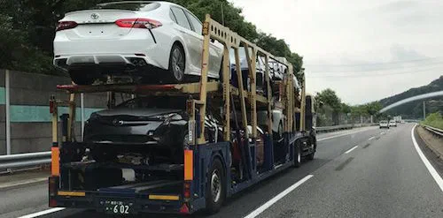 Нова Toyota Camry чисто випадково потрапила на автовоз