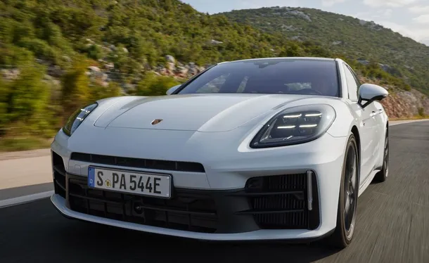 Porsche додала до своєї лінійки Panamera гібридні моделі з V-6 потужністю до 536 к.с.