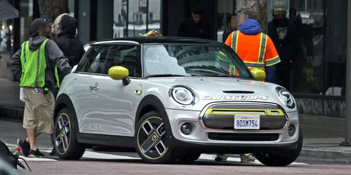 Перша електрична машина MINI потрапила без захисного камуфляжу