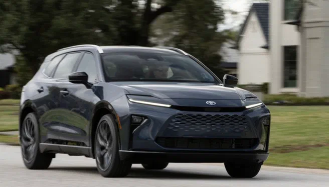 Нова пропозиція від Toyota, Crown Signia 2025 року, стає свіжим гравцем на полі позашляховиків