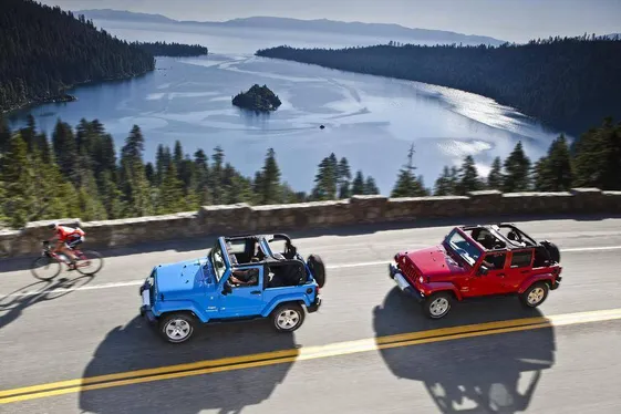 Jeep займеться одночасно збором старого та нового Wrangler
