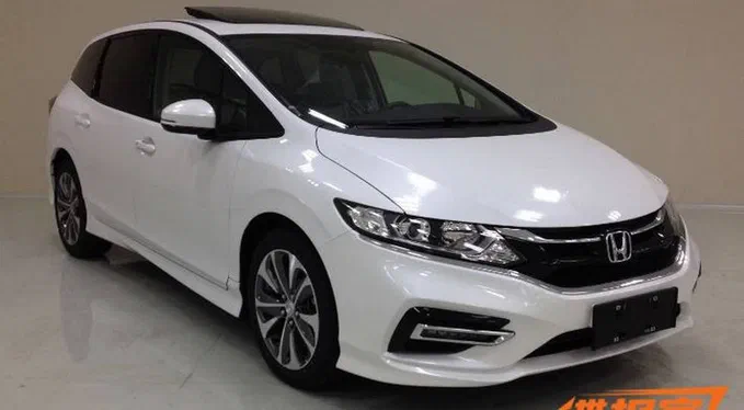 Рестайлінговий компактвен Honda Jade потрапив без захисної муфти