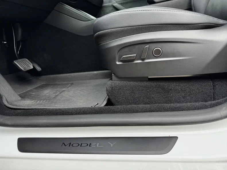 Tesla Model Y 2025 - 14