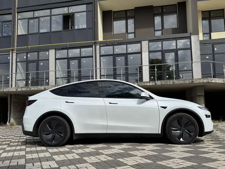 Tesla Model Y 2025 - 6