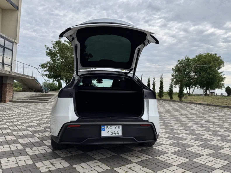 Tesla Model Y 2025 - 7