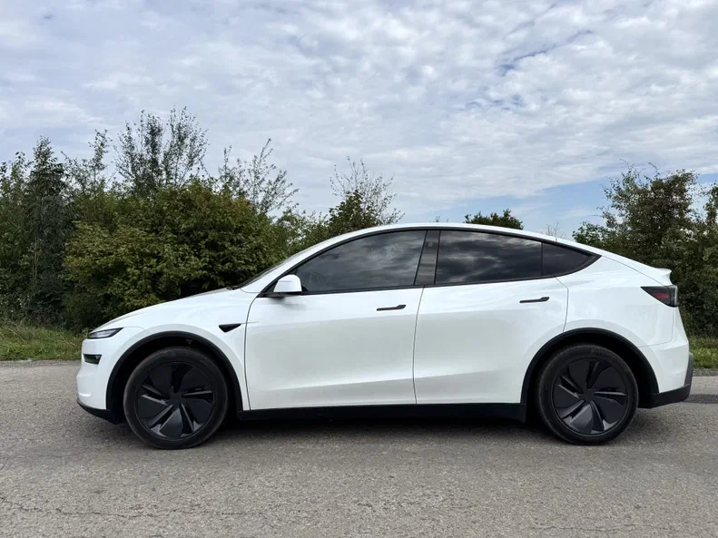 Tesla Model Y 2025 - 1