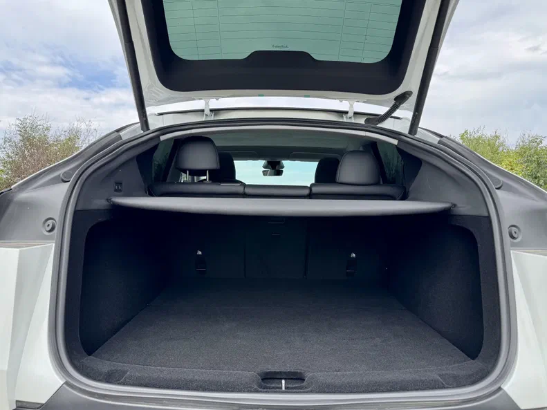 Tesla Model Y 2025 - 4