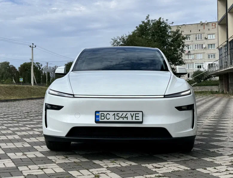 Tesla Model Y 2025 - 5