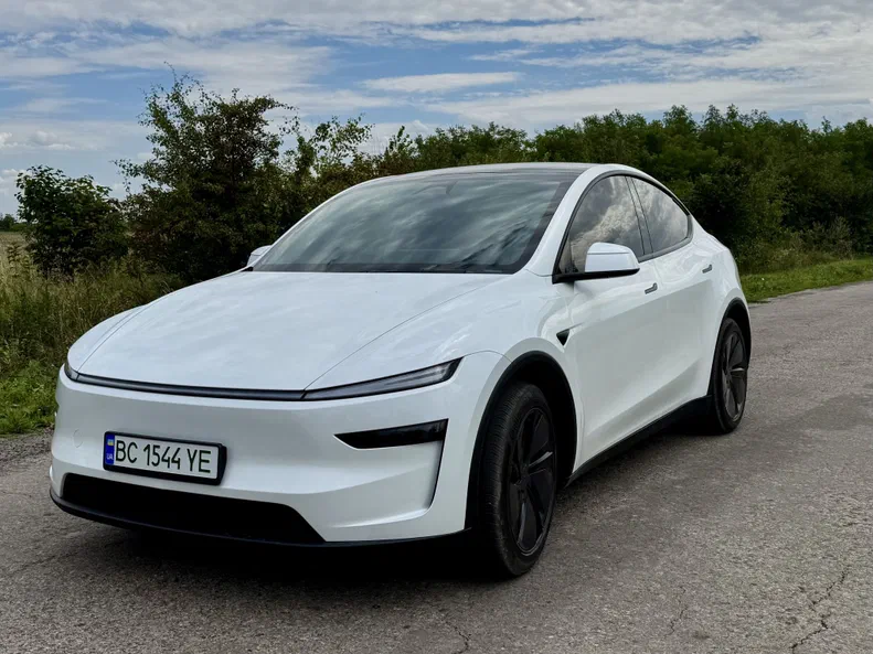 Tesla Model Y 2025 - 3