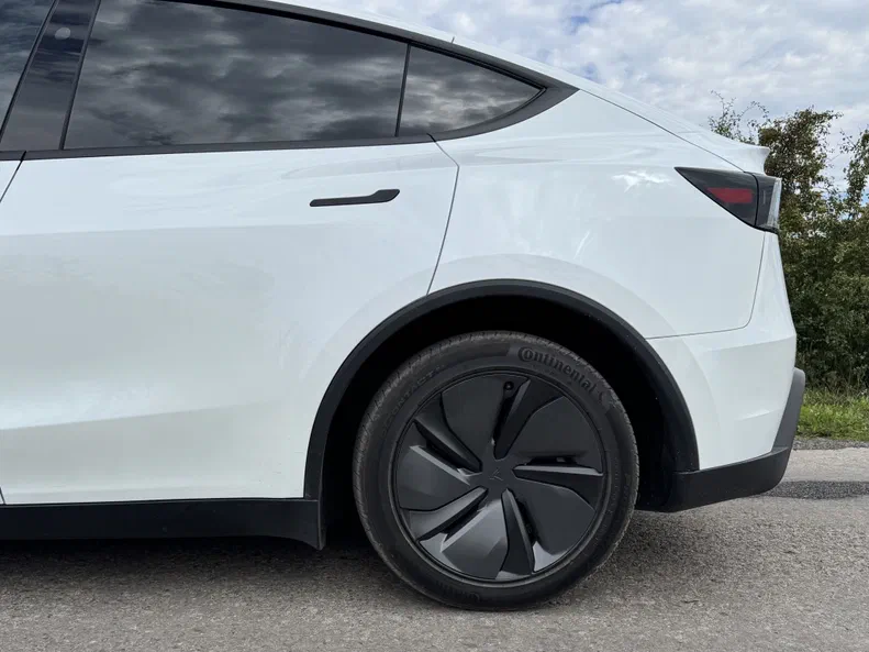 Tesla Model Y 2025 - 2