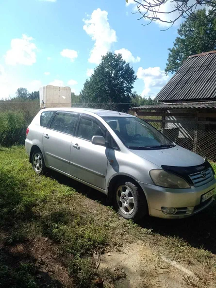 Toyota Avensis Verso 2001 - 1