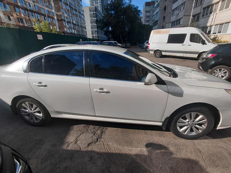 Renault Latitude 2011 - 1