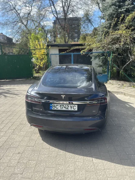 Tesla Model S 2015