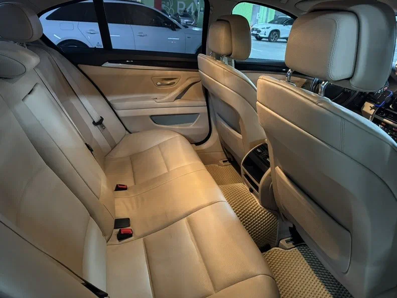 BMW 5 серии 2011 - 30