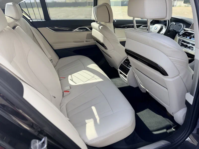 BMW 7 серии 2017 - 14