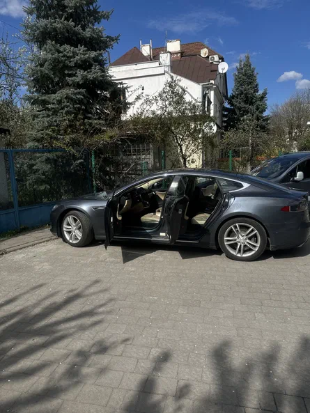 Tesla Model S 2015