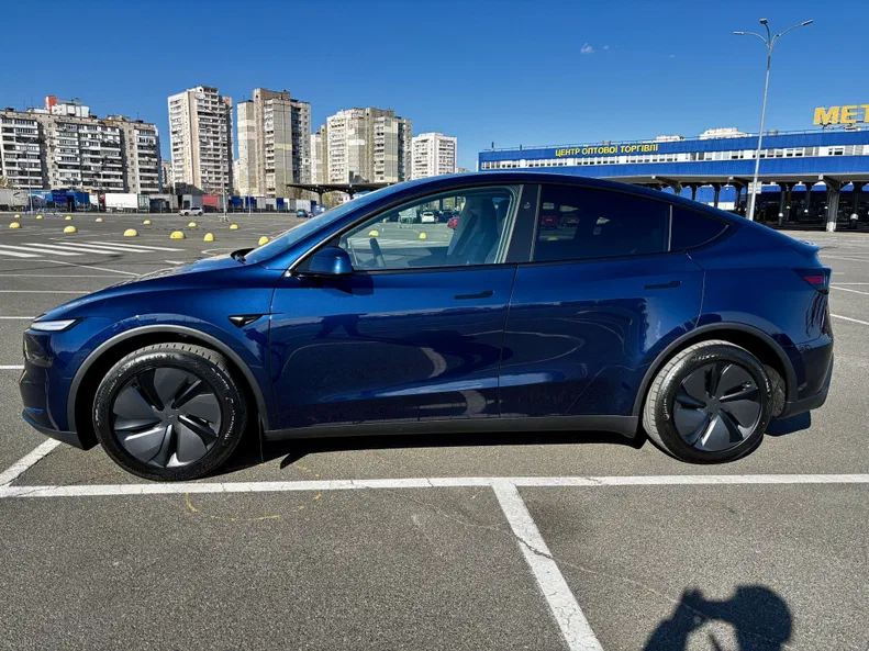 Tesla Model Y 2025 - 5