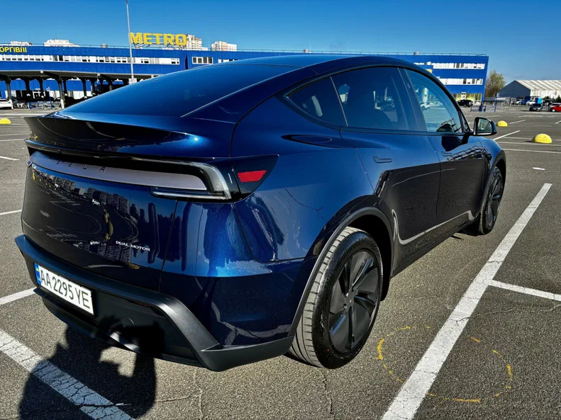 Tesla Model Y 2025