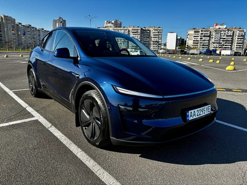 Tesla Model Y 2025