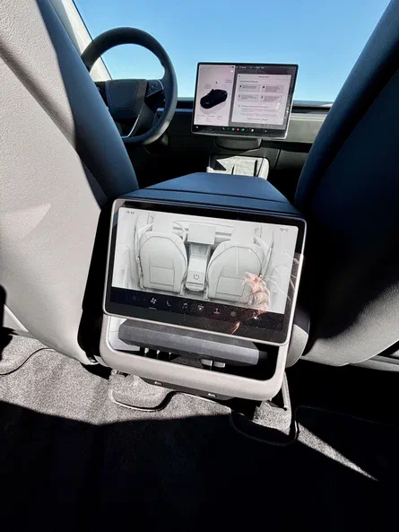 Tesla Model Y 2025 - 15