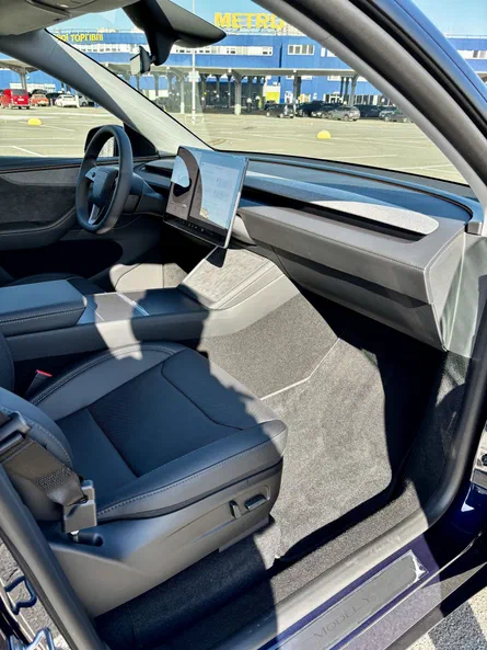Tesla Model Y 2025 - 12