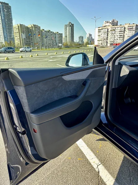 Tesla Model Y 2025 - 16