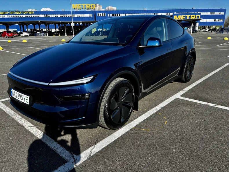 Tesla Model Y 2025