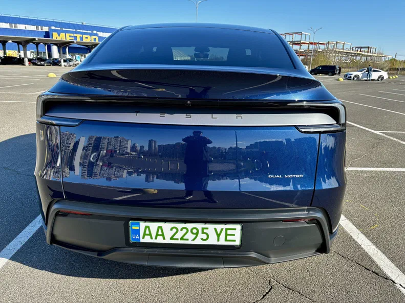 Tesla Model Y 2025
