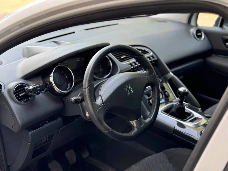 Peugeot 3008 2011 - 12