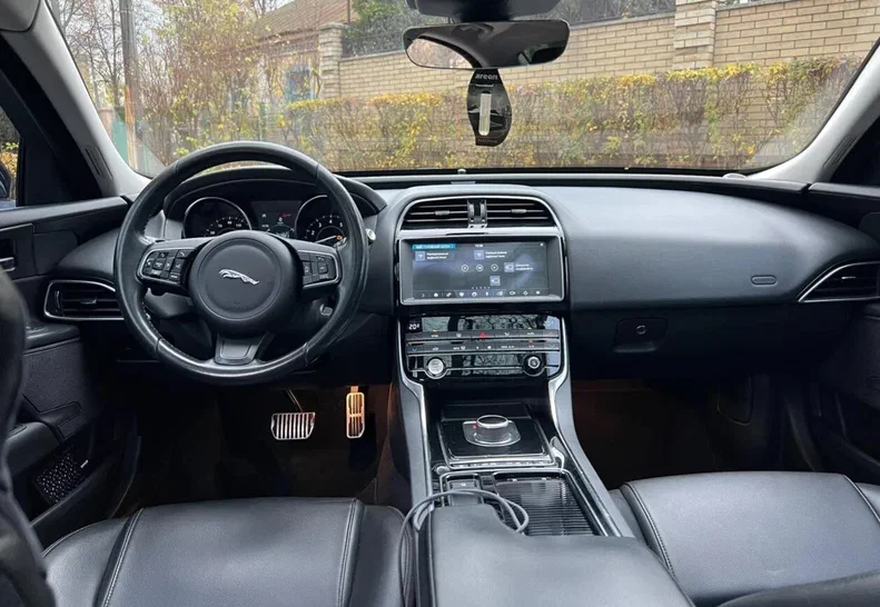 Jaguar XE 2019 - 6