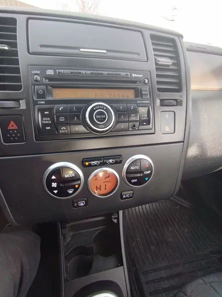 Nissan Tiida 2010 - 6