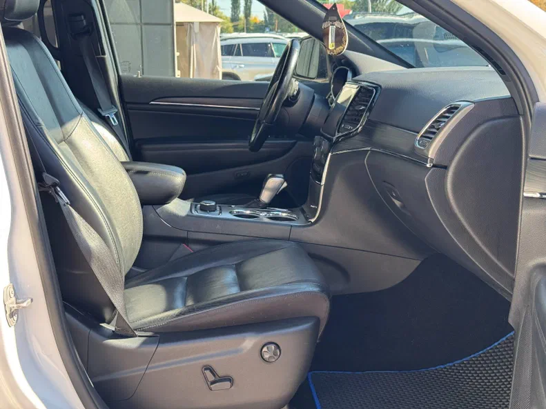 Jeep Grand Cherokee 2020 - 17