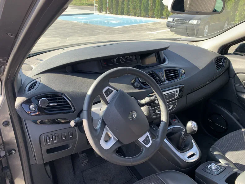 Renault Scenic 2012 - 11