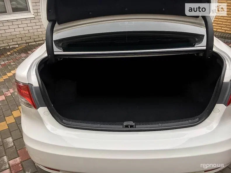 Toyota Avensis 2011 - 8