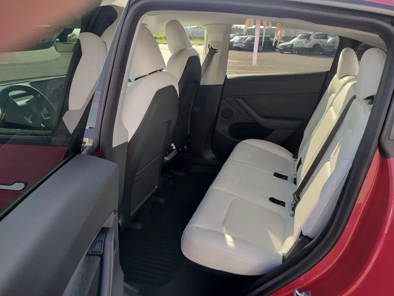 Tesla Model Y 2023 - 12