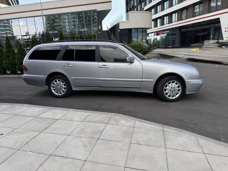 Mercedes-Benz E-Клас 2002 - 5