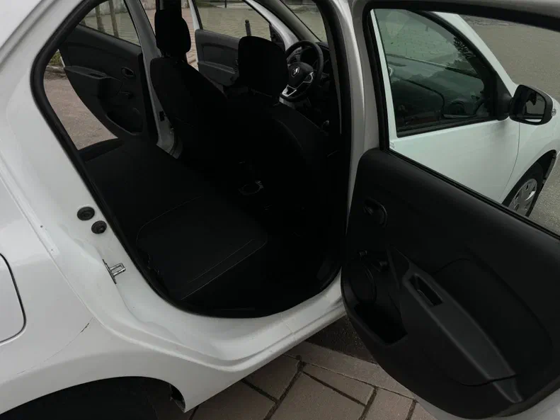 Renault Logan 2017 - 12
