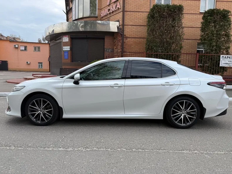 Toyota Camry 2021 - 4