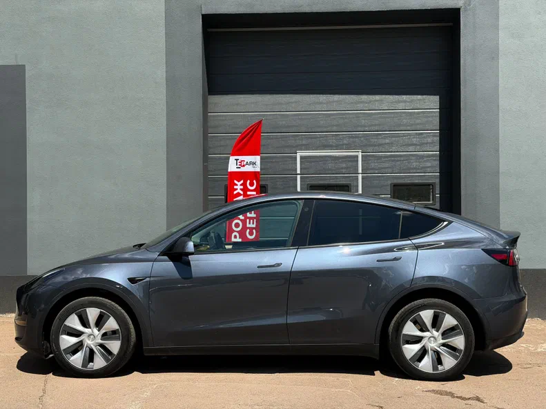 Tesla Model Y 2023 - 8