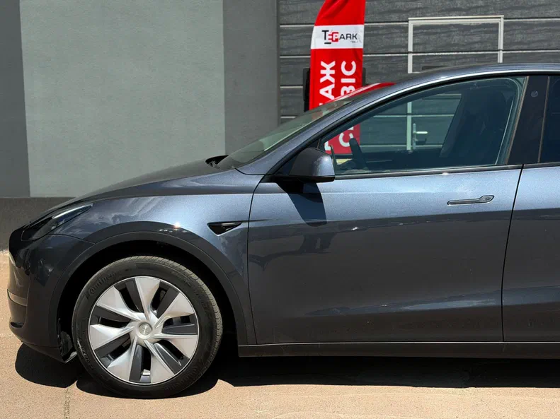 Tesla Model Y 2023 - 3