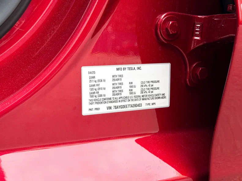 Tesla Model Y 2025 - 18