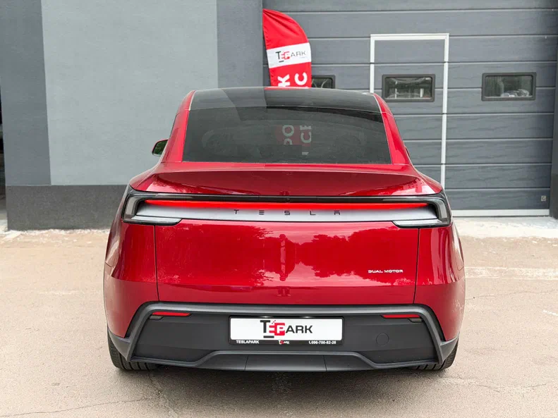 Tesla Model Y 2025 - 13