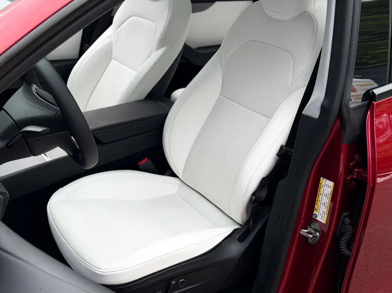 Tesla Model Y 2025 - 12
