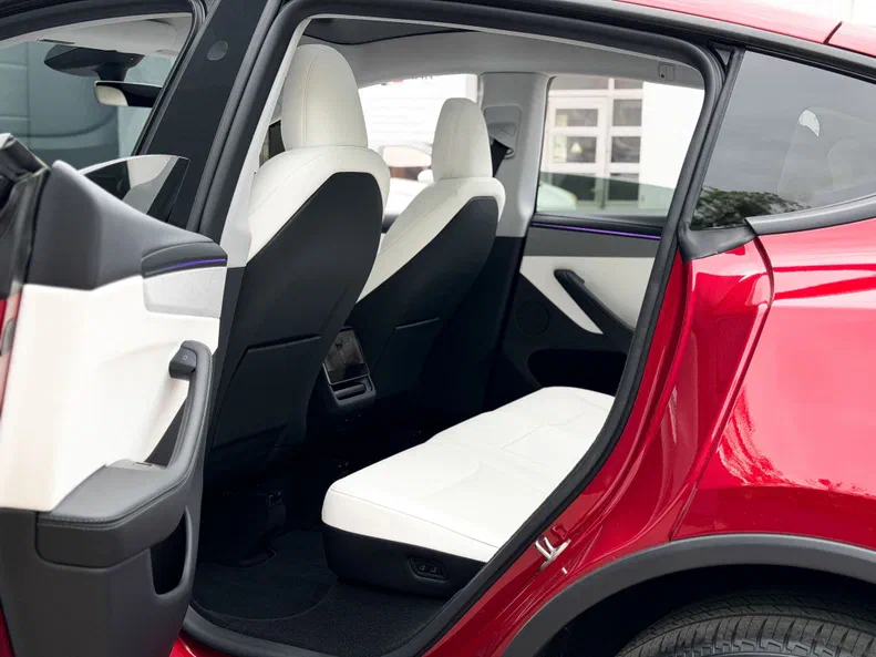 Tesla Model Y 2025 - 10