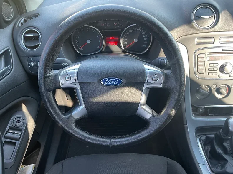 Ford Mondeo 2011 - 10