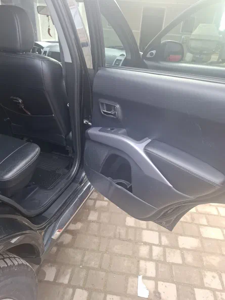 Peugeot 4007 2008 - 12