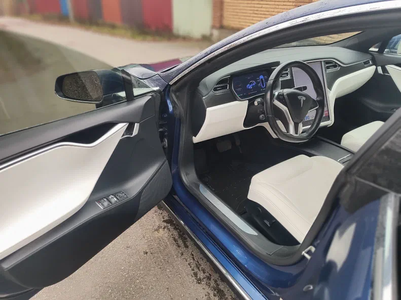 Tesla Model S 2017 - 12