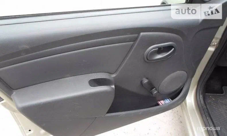 Renault Sandero 2011 - 6